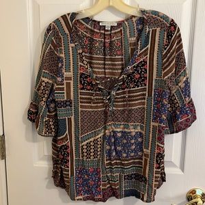 American Eagle Boho quilt pattern short sleeve blouse w/ crisscross tie. Size M.